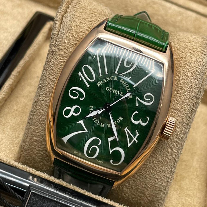 Franck Muller Geneve Platinum Rotor con esfera verde, números clásicos en blanco y diseño elegante, ideal para quienes buscan un estilo sofisticado.
