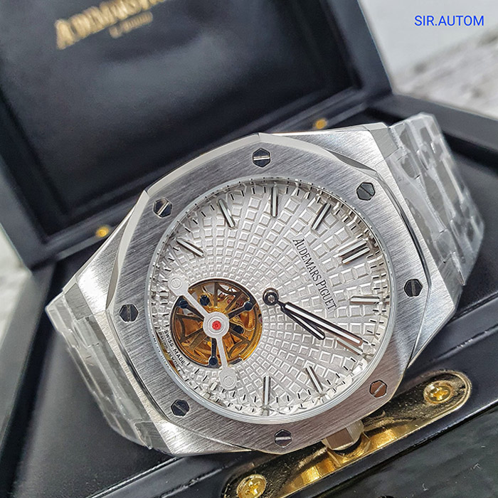 Reloj Audemars Piguet Royal Oak con diseño en plata, esfera blanca esqueleto y maquinaria automática, ideal para un estilo elegante y moderno.