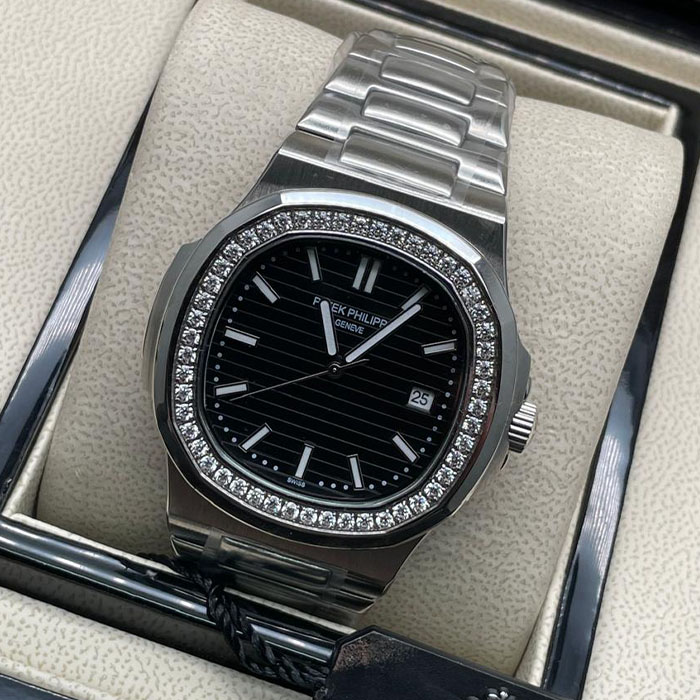 Reloj estilo Patek Philippe Geneva con bisel brillante y esfera negra, perfecto para un look exclusivo y moderno.