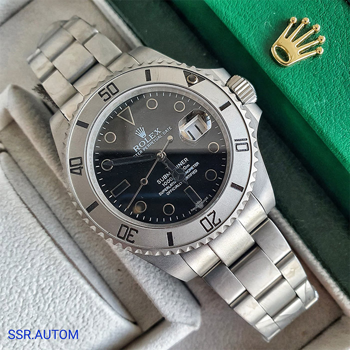 Reloj Rolex Oyster Perpetual Submariner Date con diseño resistente al agua y elegante, ideal para actividades acuáticas y el uso diario, destacando su funcionalidad y estilo de lujo.