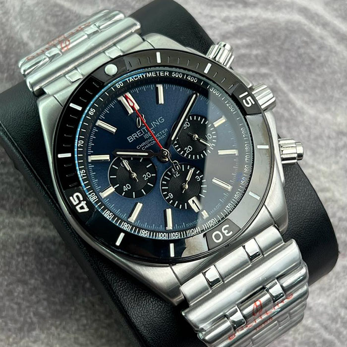 Reloj Breitling Chronomat Air Blue de 45 mm con cronógrafo y correa metálica, perfecto para un estilo deportivo y sofisticado.