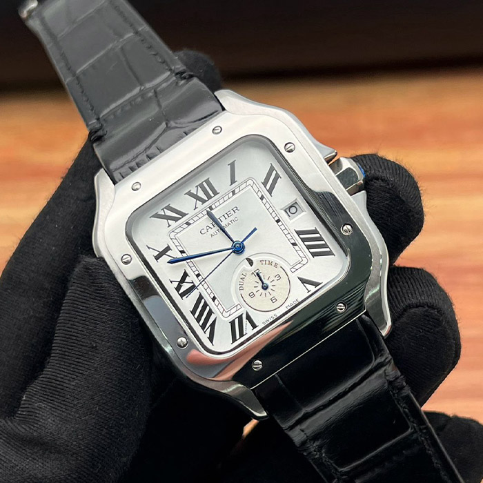 Cartier Santos Automático 38mm con correa de cuero negro, diseño elegante con números romanos y subesfera para visualización adicional del tiempo.