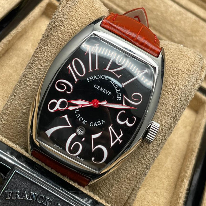 Franck Muller Geneve Black Casa con esfera negra y números en blanco y rojo, correa de cuero naranja, ideal para quienes buscan un reloj con un diseño audaz y sofisticado.