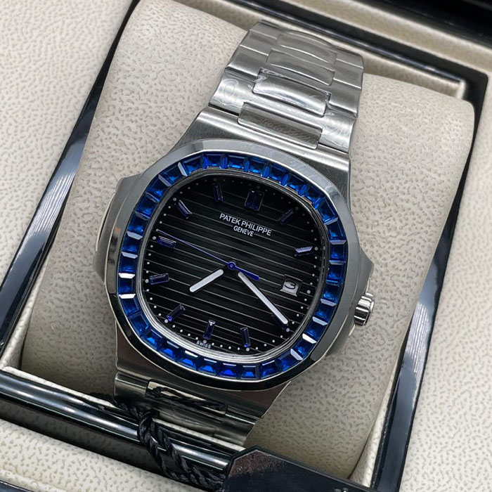 Reloj estilo Patek Philippe Geneva con un llamativo bisel azul y una elegante esfera negra, perfecto para ocasiones especiales.