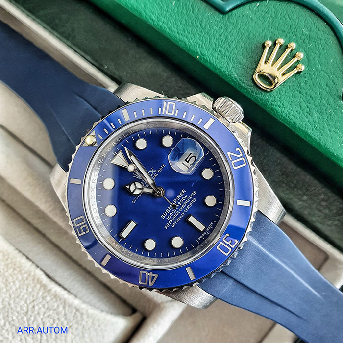 Reloj Rolex Oyster Perpetual Submariner Date con esfera azul y correa de caucho, resistente al agua, ideal para deportes acuáticos y uso diario con un diseño elegante.