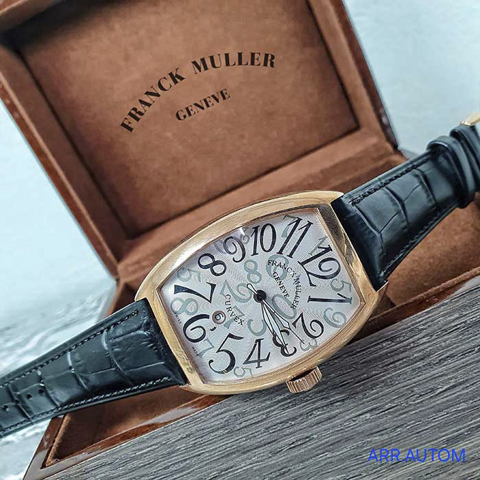 Franck Muller Geneve Curvex, reloj de lujo con caja curvada y esfera con números grandes y elegantes. Perfecto para quienes buscan exclusividad y estilo.