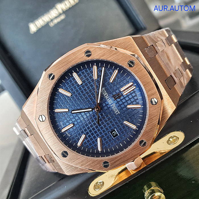 Audemars Piguet Royal Oak Automatic con caja de acero inoxidable y dial azul, un reloj sofisticado y elegante para un estilo de vida lujoso.