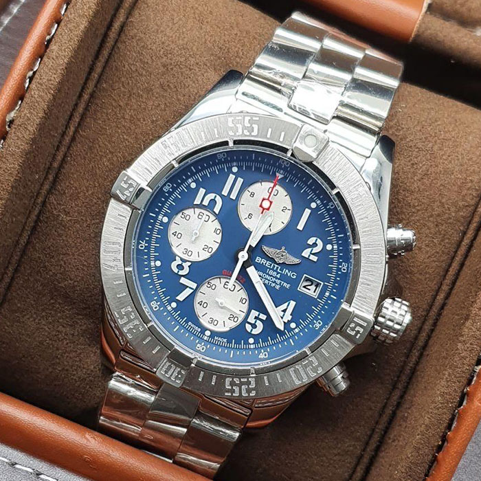 Reloj Breitling Chronometer Certifie en acero inoxidable con cronógrafo y diseño elegante.