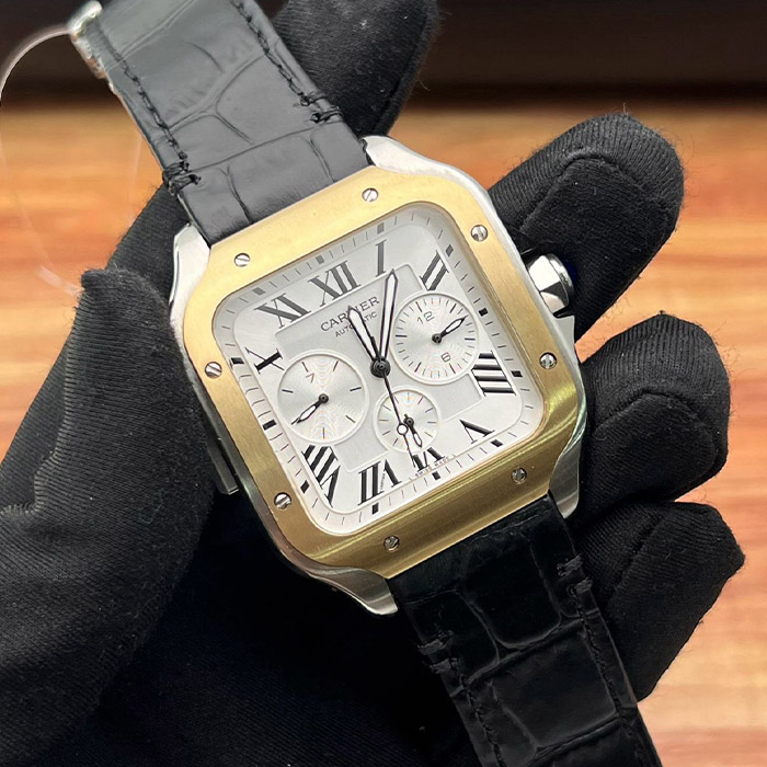 Cartier Santos Automatico con caja de acero inoxidable, bisel dorado, y correa de cuero negro, un reloj elegante y atemporal ideal para eventos formales y casuales.