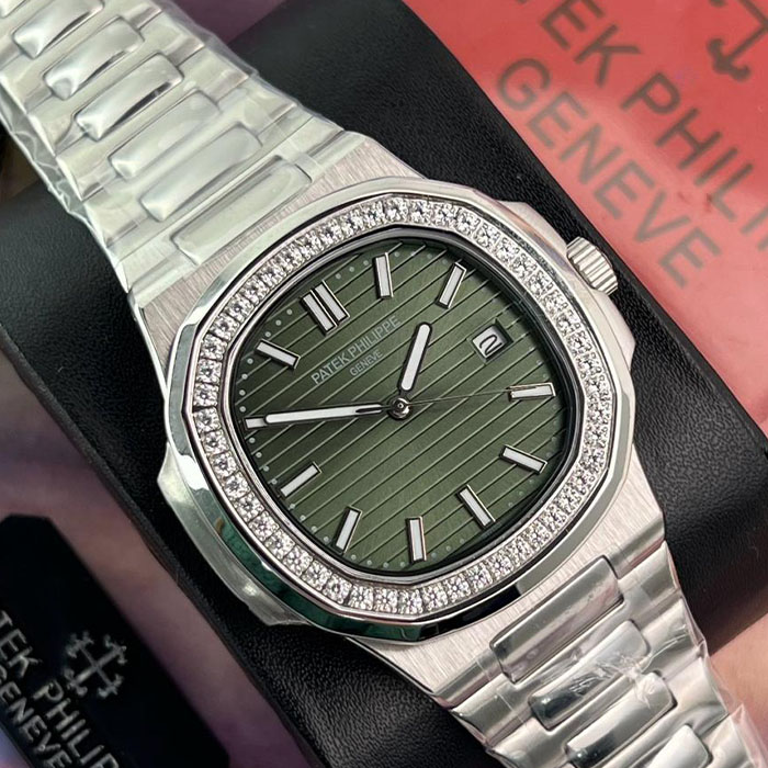 Reloj de lujo estilo Patek Philippe Geneva de 40mm, diseño automático con bisel de brillantes, acabado en acero inoxidable y esfera verde.