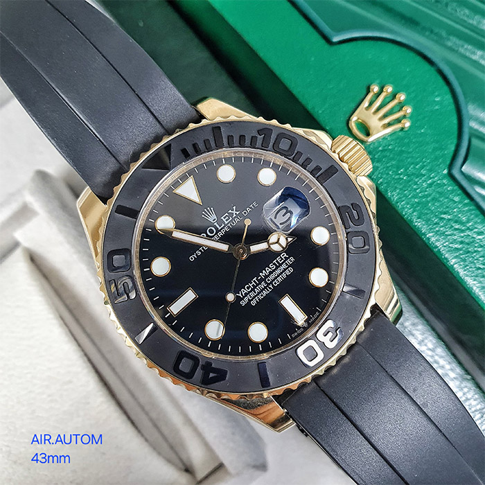 Reloj Rolex Yacht-Master 43mm con esfera negra, bisel giratorio de cerámica negra y correa de caucho Oysterflex. Incluye función de fecha y certificación Superlative Chronometer.