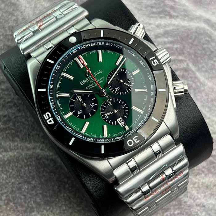 Reloj Breitling Chronomat Air Green de 45 mm con esfera verde, cronógrafo y correa metálica, ideal para estilo y funcionalidad.