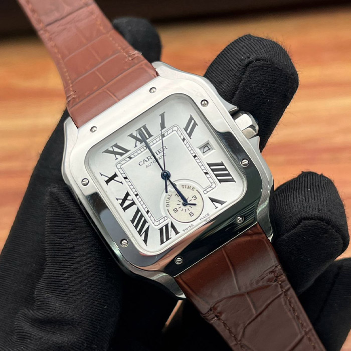 Cartier Santos Automático 38mm con correa de cuero marrón, subesfera adicional y diseño elegante y atemporal.