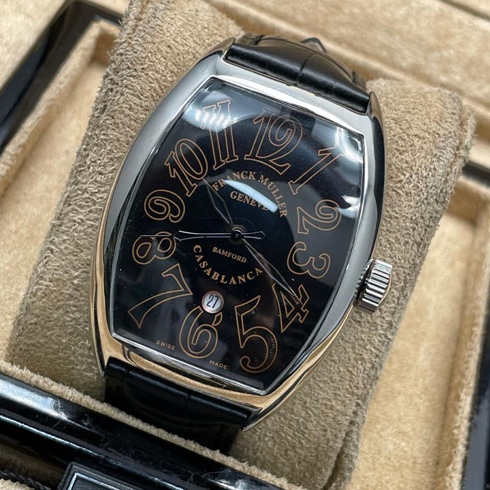 Franck Muller Geneve Casablanca con esfera negra y números dorados, correa de cuero negro, un reloj de lujo para quienes buscan elegancia y estilo.