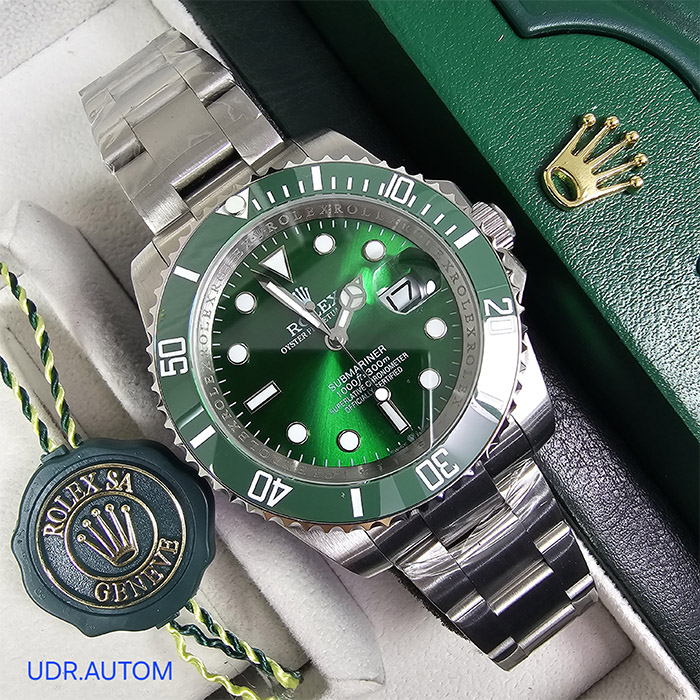 Reloj Rolex Oyster Perpetual Submariner Date con esfera verde y correa de acero inoxidable, resistente al agua y ideal para actividades acuáticas o uso diario.