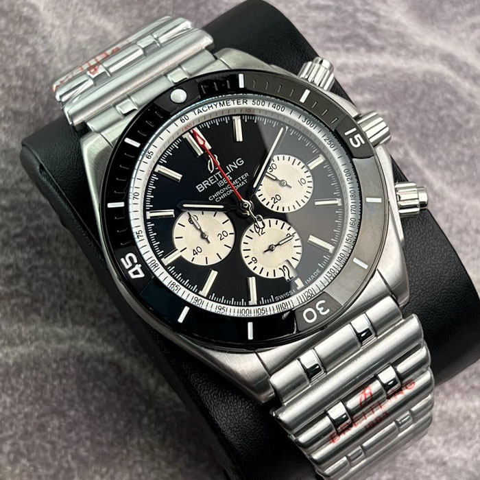 Reloj Breitling Chronomat Air Black de 45 mm con esfera negra, cronógrafo y correa metálica, perfecto para complementar un estilo sofisticado.