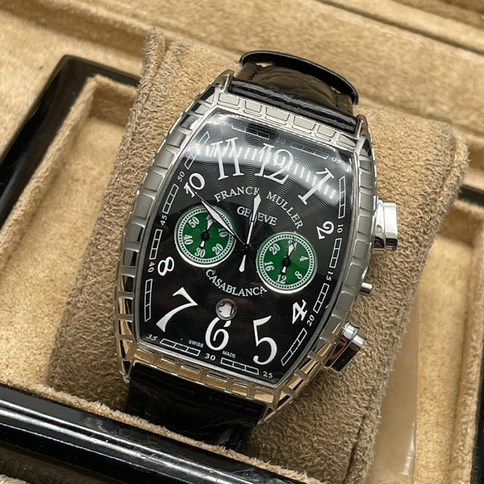 Franck Muller Geneve Casablanca con esfera negra y detalles en verde, correa de cuero negra, un reloj sofisticado que resalta con su diseño único.