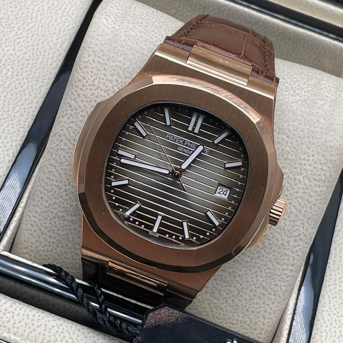 Reloj estilo Patek Philippe Geneva en tono rosado con una sofisticada esfera marrón, diseñado para destacar en cualquier ocasión.