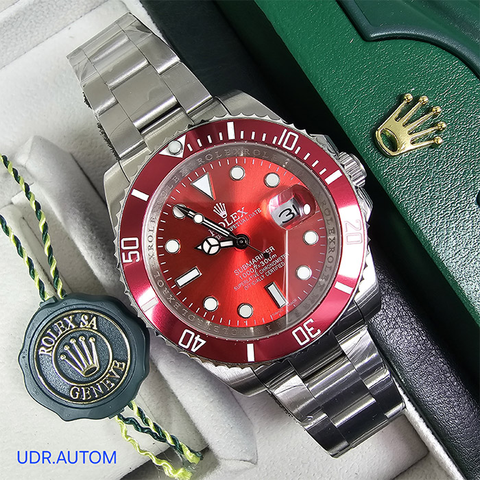 Reloj Rolex Oyster Perpetual Submariner Date con esfera roja y correa de acero inoxidable, ideal para quienes buscan estilo y resistencia al agua.