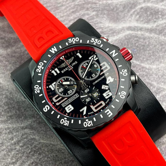 Reloj Breitling Endurance Air Red de 47 mm, cronógrafo deportivo con correa de caucho roja y diseño audaz.