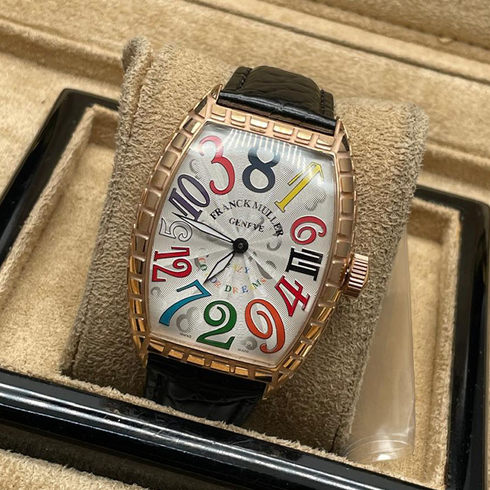 Franck Muller Geneve Crazy Color Dreams con esfera multicolor vibrante y correa de cuero negra, un reloj con estilo único que resalta por su diseño.