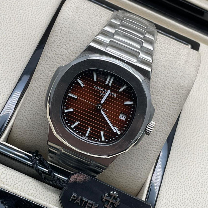 Reloj estilo Patek Philippe Geneva en acero inoxidable con una elegante esfera marrón, ideal para cualquier ocasión.