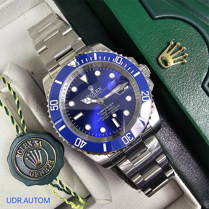 Reloj Rolex Oyster Perpetual Submariner Date con esfera azul y correa de acero inoxidable, diseñado para resistir bajo el agua con estilo.