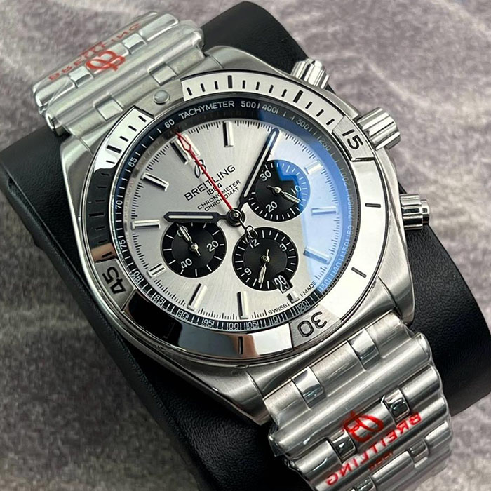 Reloj Breitling Chronomat Silver Blue de 45 mm, diseño elegante con detalles en azul y cronógrafo de alta precisión.