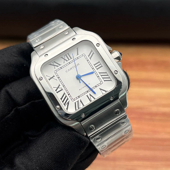 Cartier Santos Automático 34mm Acero Inoxidable, con correa de acero inoxidable y elegante diseño de esfera con números romanos.