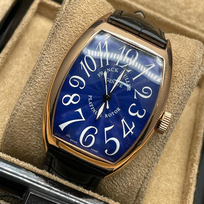 Franck Muller Geneve Platinum Rotor con esfera azul vibrante y números blancos, un reloj exclusivo que destaca por su lujo y diseño único.