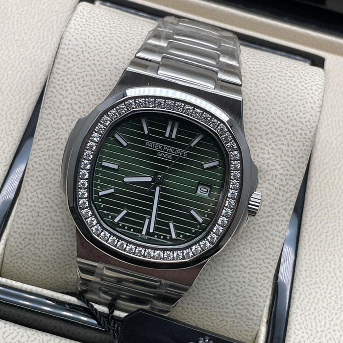 Reloj estilo Patek Philippe Geneva en acero inoxidable con una sofisticada esfera verde y borde decorado con brillantes.