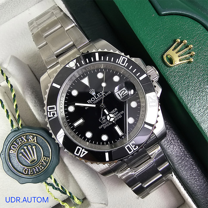 Rolex Oyster Perpetual Submariner Date con esfera negra y correa de acero inoxidable, resistente al agua y con estilo profesional.
