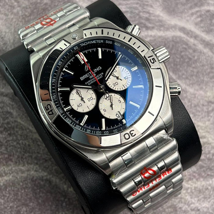 Reloj Breitling Chronomat Black Dial de 45 mm con cronógrafo y diseño elegante en tonos plateados y negro.