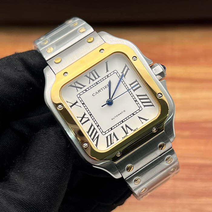 Cartier Santos Automático 34mm con detalles en oro, acero inoxidable y esfera con números romanos. Diseño elegante y funcional.