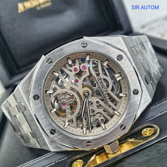 Reloj Audemars Piguet Royal Oak en tono plateado con esfera abierta y diseño técnico, perfecto para destacar con modernidad.