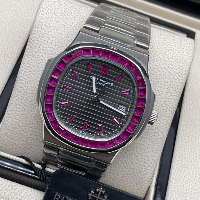Reloj estilo Patek Philippe Geneva en acero inoxidable con esfera negra y detalles rosados en el marco y marcadores.