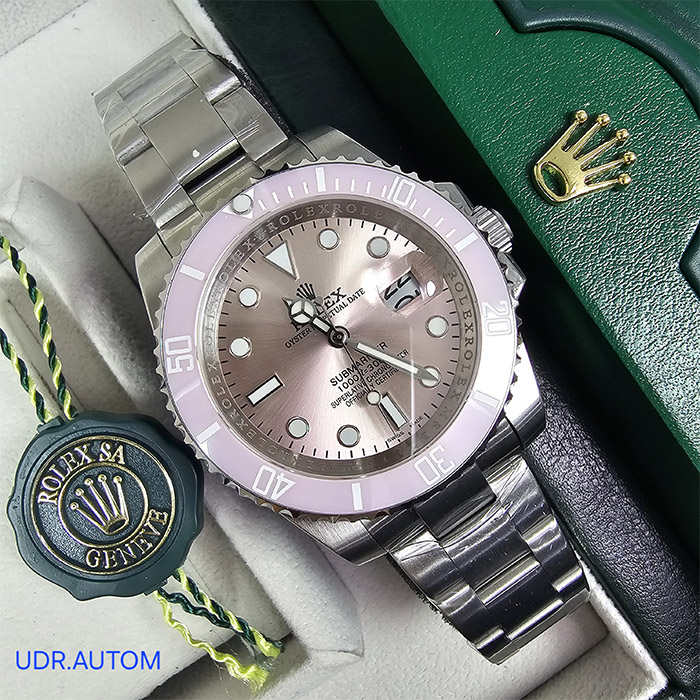 Rolex Oyster Perpetual Submariner Date en tono rosa con correa de acero inoxidable, resistente al agua y con un diseño elegante.