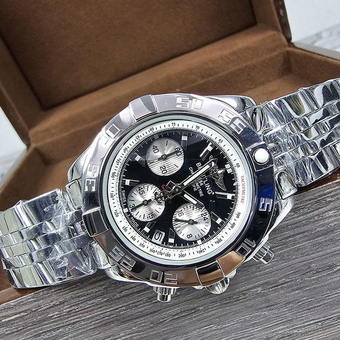 Reloj Breitling Chronomat de 44 mm con esfera plateada y negra, cronógrafo y diseño sofisticado.