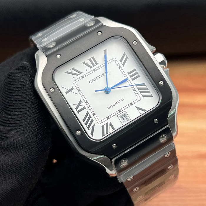 Cartier Santos Automático 38mm con caja de acero inoxidable, números romanos en la esfera, detalles finos y mecanismo automático.