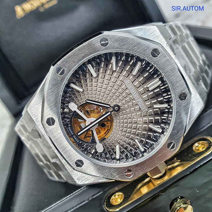 Reloj Audemars Piguet Royal Oak con acabado plateado y esfera degradada con mecanismo visible, diseño exclusivo y moderno.