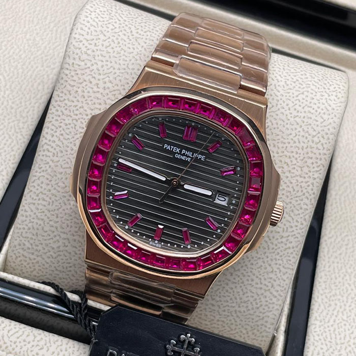 Reloj estilo Patek Philippe Geneva en oro rosa con esfera negra y detalles rosados en el marco y los marcadores de hora.
