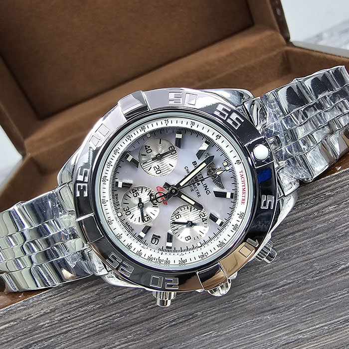 Reloj Breitling Chronomat de 44 mm con esfera blanca, cronógrafo y diseño sofisticado.
