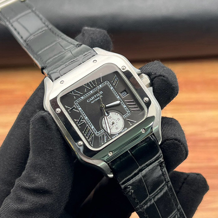 Cartier Santos Automático 38mm, con diseño de caja de acero inoxidable, números romanos, y mecanismo automático, ideal para un look elegante.