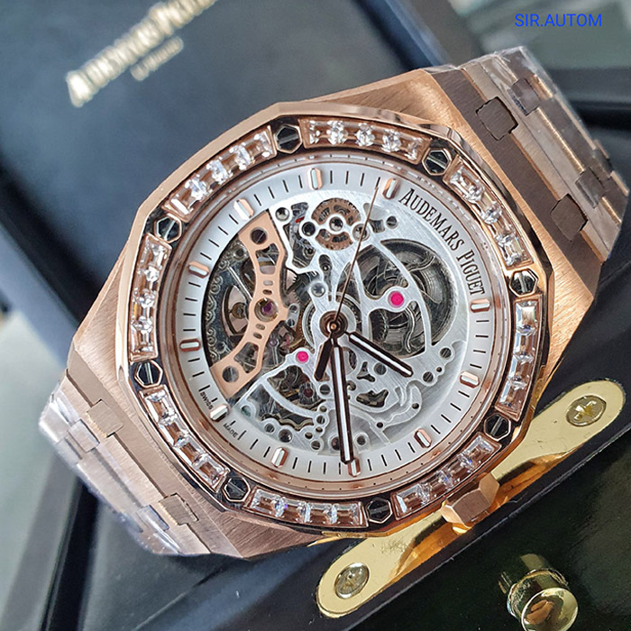 Reloj Audemars Piguet Royal Oak en oro rosado con bisel de diamantes y esfera abierta, diseño exclusivo y sofisticado.