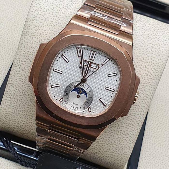 Reloj estilo Patek Philippe Geneva en oro rosa con esfera plateada y complicación de fases lunares, ideal para un estilo sofisticado.