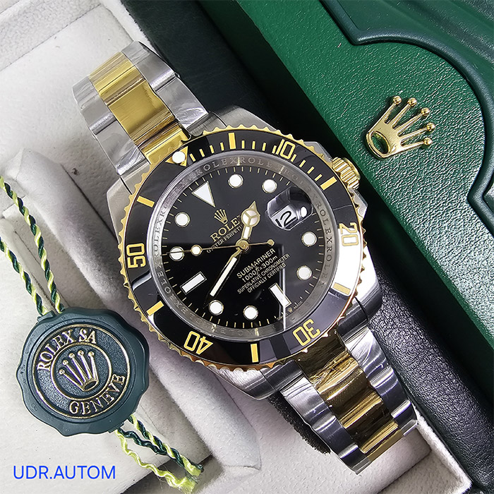 Rolex Oyster Perpetual Submariner Date con diseño en negro y amarillo, correa de acero inoxidable, resistente al agua, ideal para actividades extremas y para aquellos que buscan distinción.