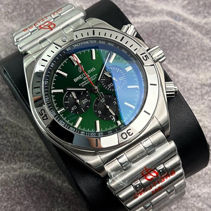 Reloj Breitling Chronomat de 45 mm con esfera verde y diseño contemporáneo con cronógrafo funcional.