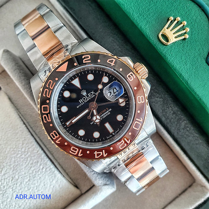 Rolex Oyster Perpetual GMT-Master II con bisel bicolor negro y cobre, correa de acero inoxidable, perfecto para viajeros que buscan lujo y durabilidad.