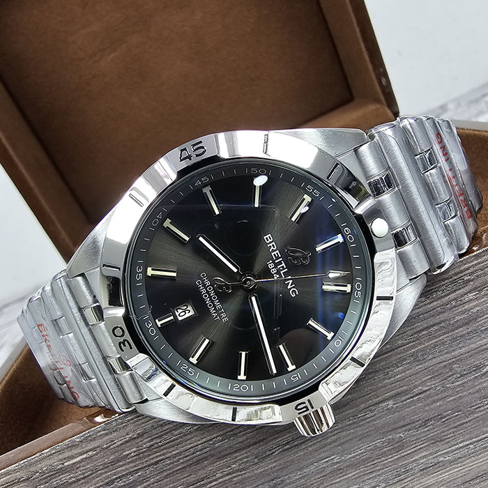 Reloj Breitling Chronomat de 42 mm con esfera negra y diseño elegante para uso diario y eventos formales.