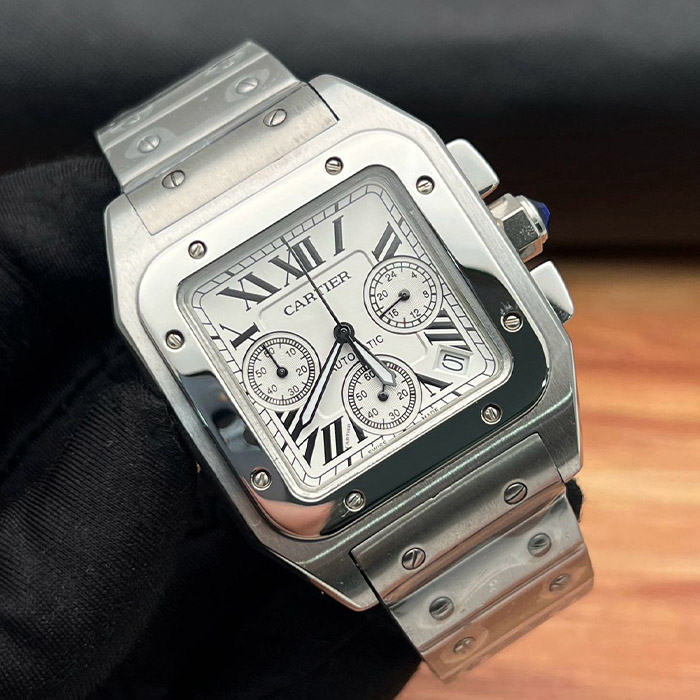 Cartier Santos Cronógrafo Automático 40mm, con caja de acero inoxidable, esfera con cronógrafo, números romanos y movimiento automático, ideal para quienes buscan elegancia y precisión.